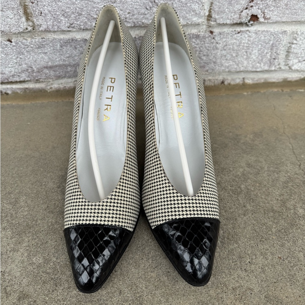 Vintage - Never Worn - Petra Black and White pumps - size 8.5 N